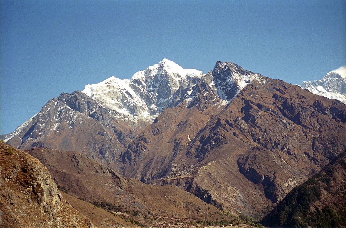 04 Namche Bazaar To Tengboche - Taweche Towers Above Phortse